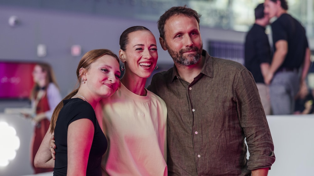 Radio-Canada / Katya Konioukhova Irlande Côté, Karine Vanasse et Émile Proulx-Cloutier sur le tapis rouge.