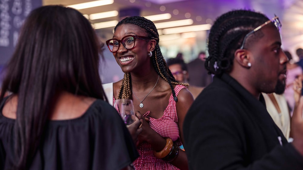 Radio-Canada / Katya Konioukhova Catherine-Audrey Volcy parle avec des gens devant elle.
