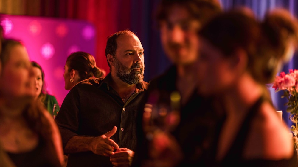 Radio-Canada / Katya Konioukhova Mani Soleymanlou parle avec une personne devant lui.