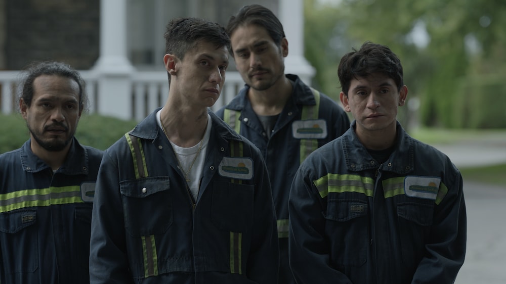 FunFilms Distribution Quatre travailleurs migrants saisonniers en uniforme.
