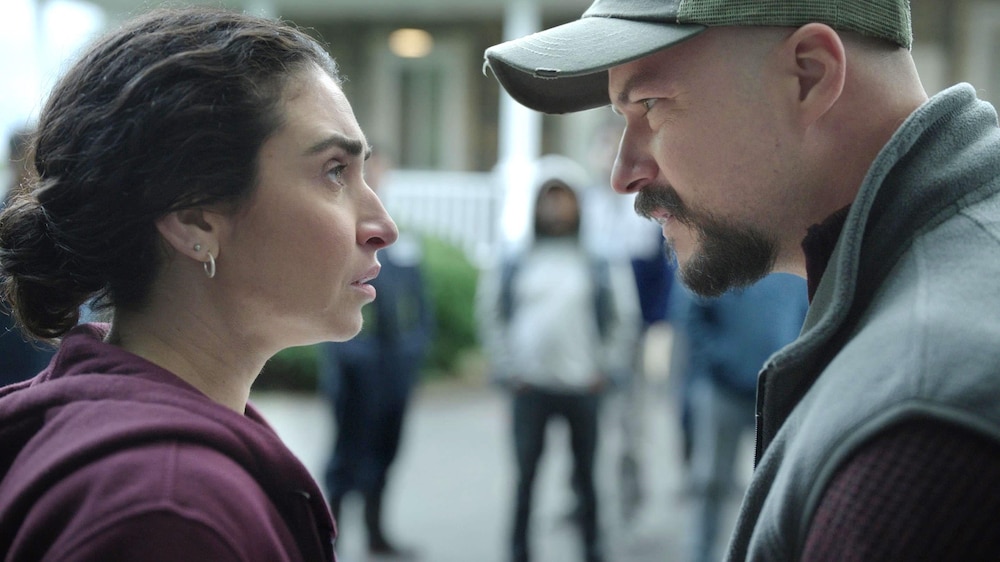 Une femme (Ariane Castellanos) et un homme (Marc-André Grondin) se font face.