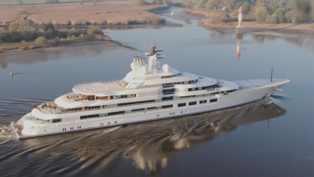 Image du magnifique yacht ultra luxueux d'un oligarque russe.