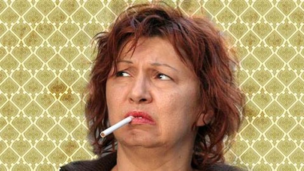 Rita Bougon avec une cigarette au bec. 