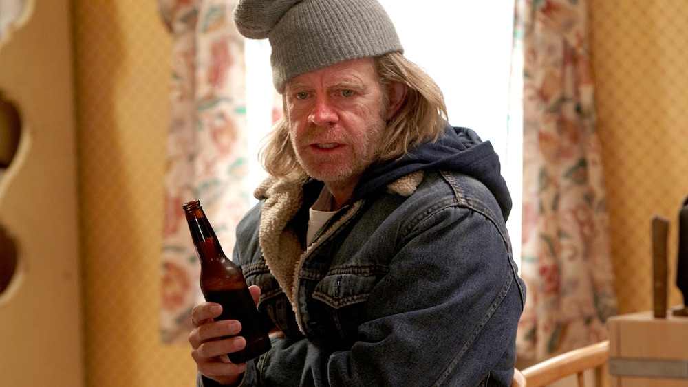 Radio-Canada L'homme tient une bouteille de bière dans la main et a une tuque sur la tête.