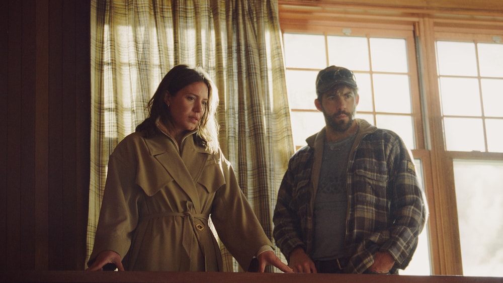 Une femme (Magalie Lépine-Blondeau) et un homme (Pierre-Yves Cardinal) devant une balustrade.
