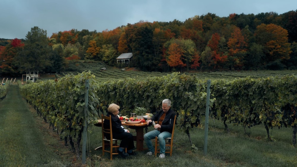 Pamplemousse média Soeur Angèle et André Robitaille dans un vignoble atablés.