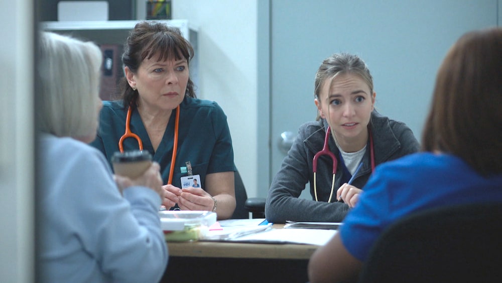 Camille (Martine Francke) et Sophia (Ludivine Reding) sont face à Josette et Audrey.
