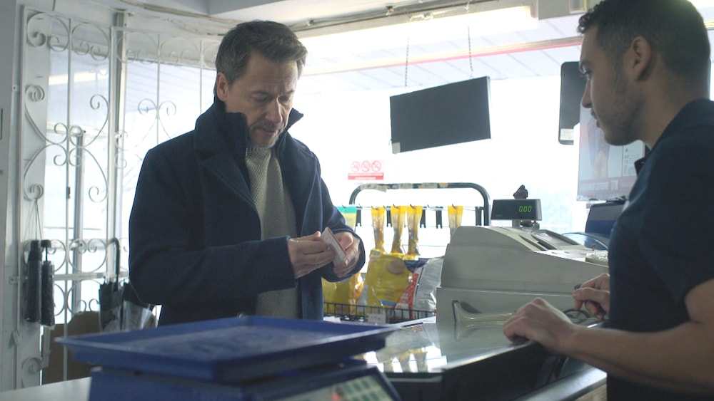 Éric est dans un dépanneur. Il tient un billet de Loto.
