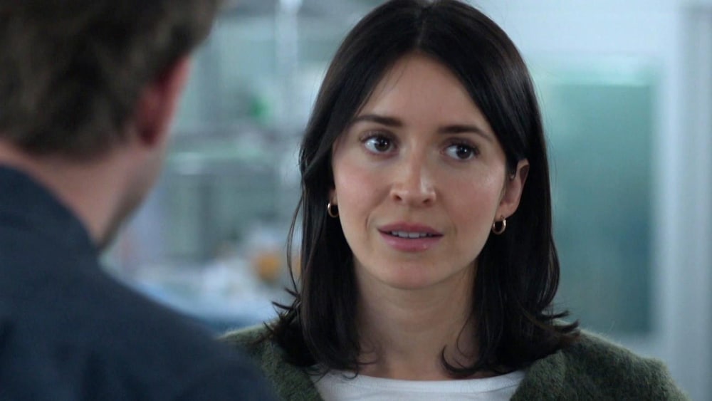 Jade (Léa Roy) regarde une personne devant elle.