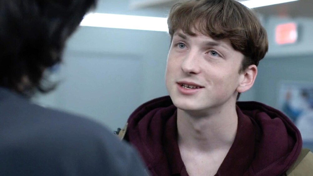 Jérémy est face à Auguste dans le corridor de l'hôpital.