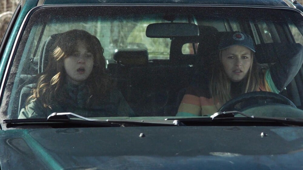 Dans Stat, Mégan et Jade sont dans une voiture.