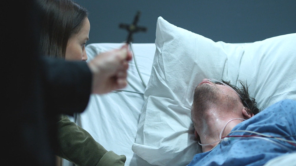 Jimmy (Félix Paquette) est sur son lit d'hôpital et vit un exorcisme.
