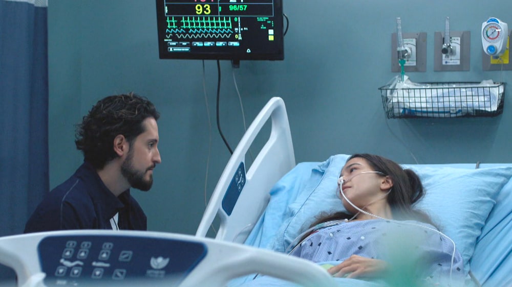 Jacob (Lou-Pascal Tremblay) et Lenna Putulik (Océane Kitura Bohémier-Tootoo) sont dans la même chambre d'hôpital.