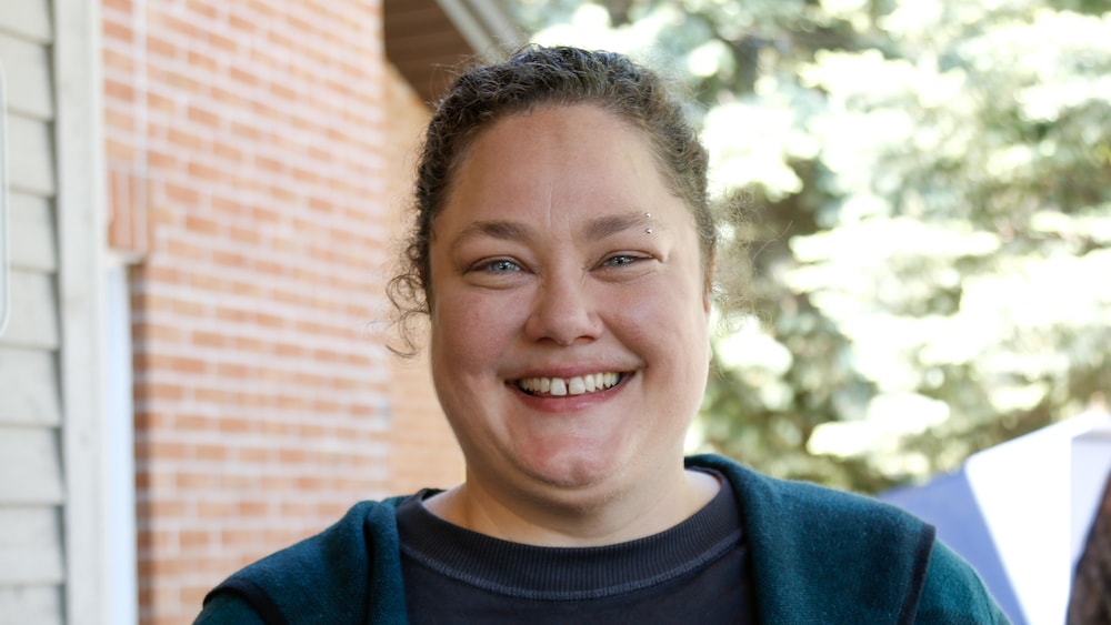 Portrait de Joanie Martel qui jouent une scène.