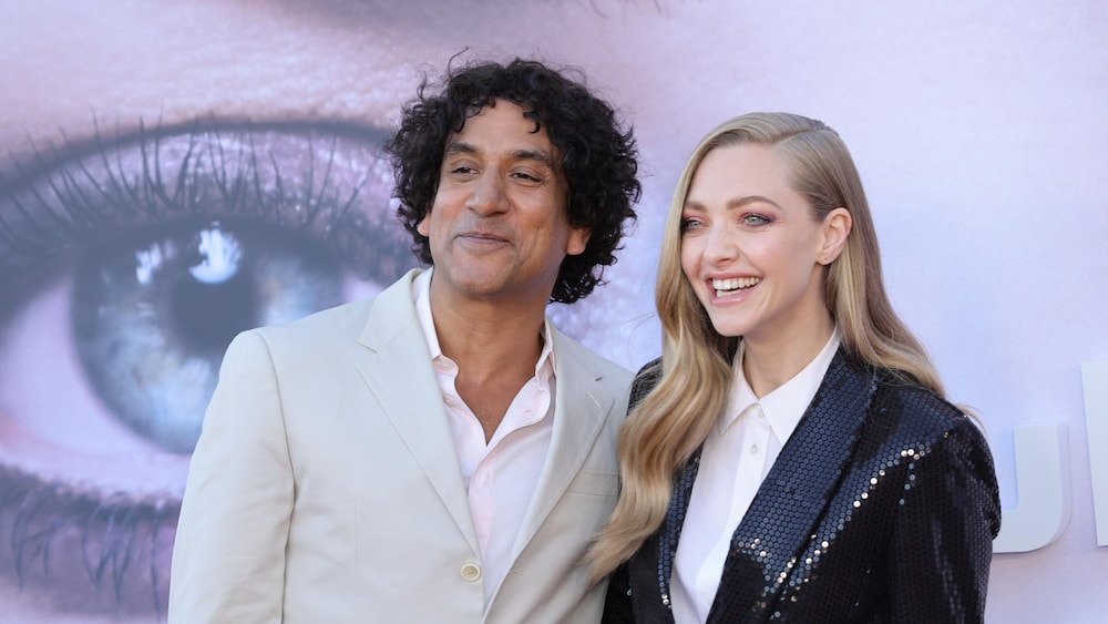 Getty Images / Momodu Mansaray Naveen Andrews et Amanda Seyfried posent pour les photographes en 2022.