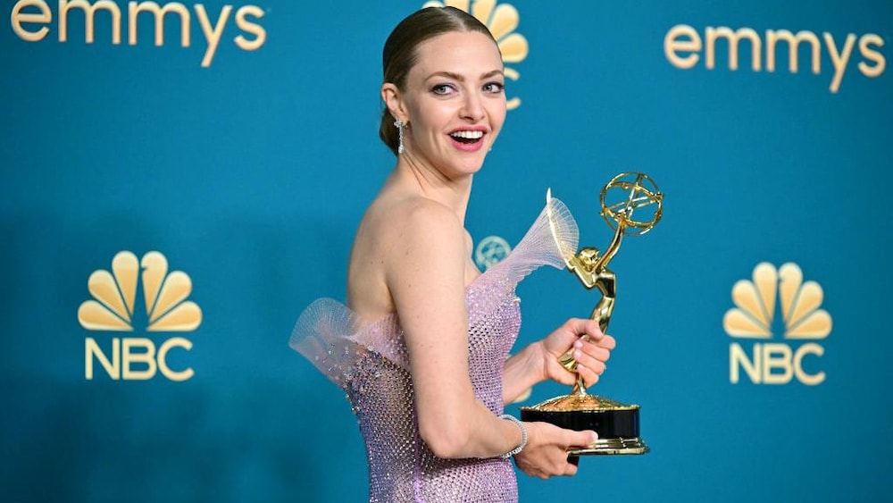 afp via getty images / FREDERIC J. BROWN Amanda Seyfried pose avec son prix.