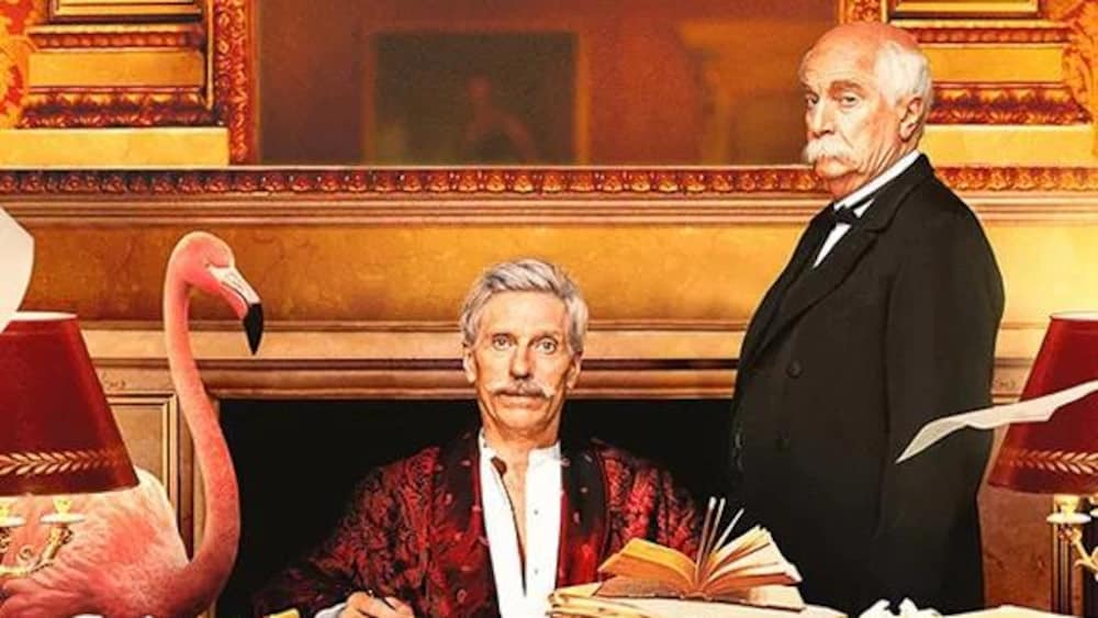 Deux hommes dans un bureau avec un flamand rose.
