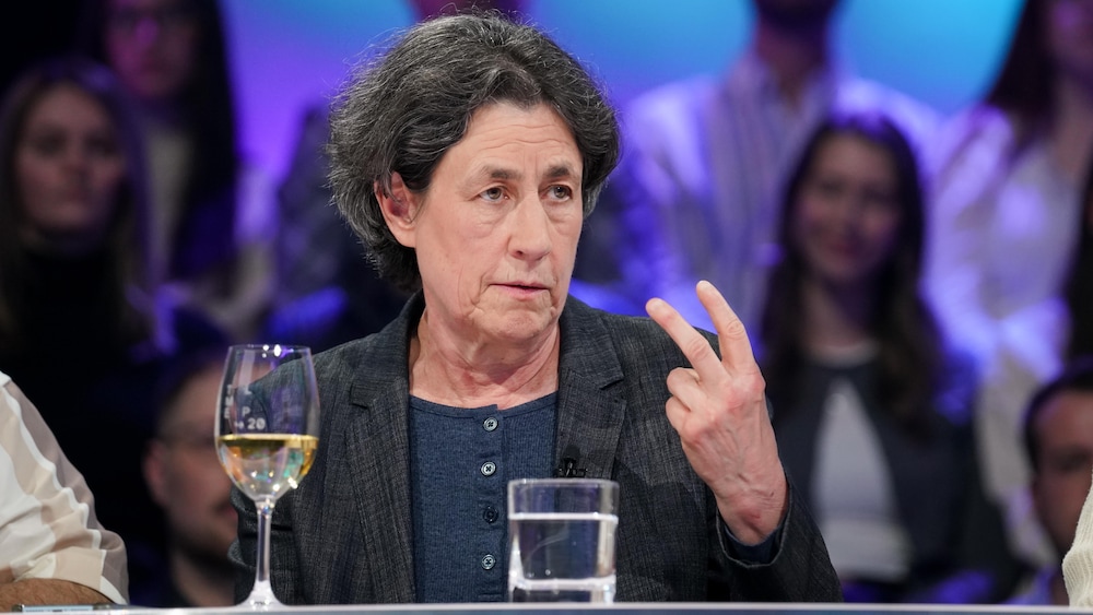 A. Media / Karine Dufour Chantal Hébert est assise dans le studio.