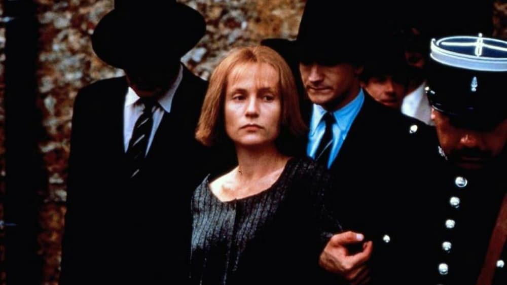 MK2 Productions Une femme, entourée de gendarmes.