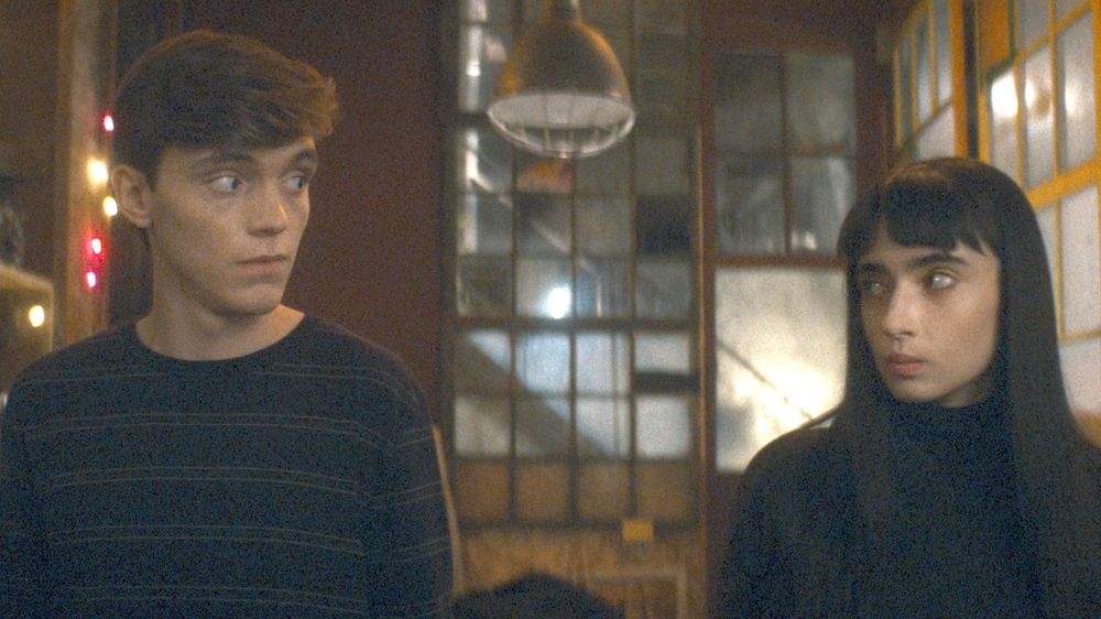 H264 Distribution Un jeune homme et une jeune femme qui se regardent en tournant leurs têtes.