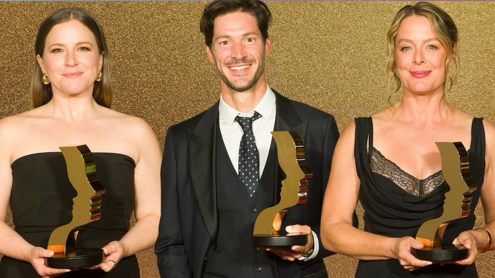 Les artistea posent avec leur statuette - 40es Gala des prix Gémeaux.