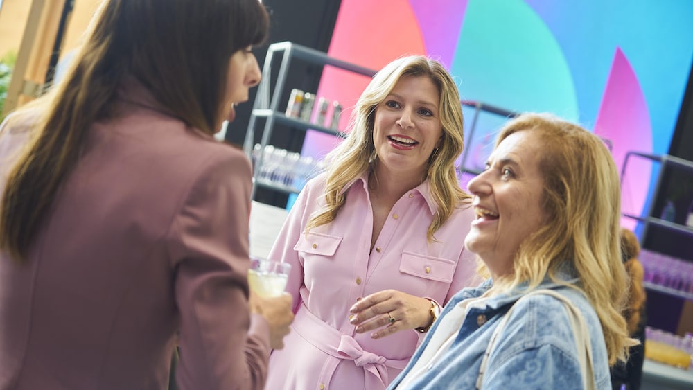 Marie-Andrée Labbé, Anne-Marie Withenshaw et Nathalie Petrowski en pleine discussion. 