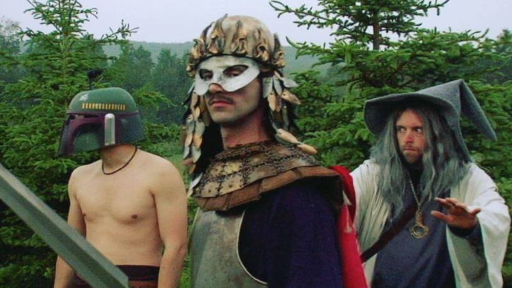 Trois personnes se promènent dans le bois.