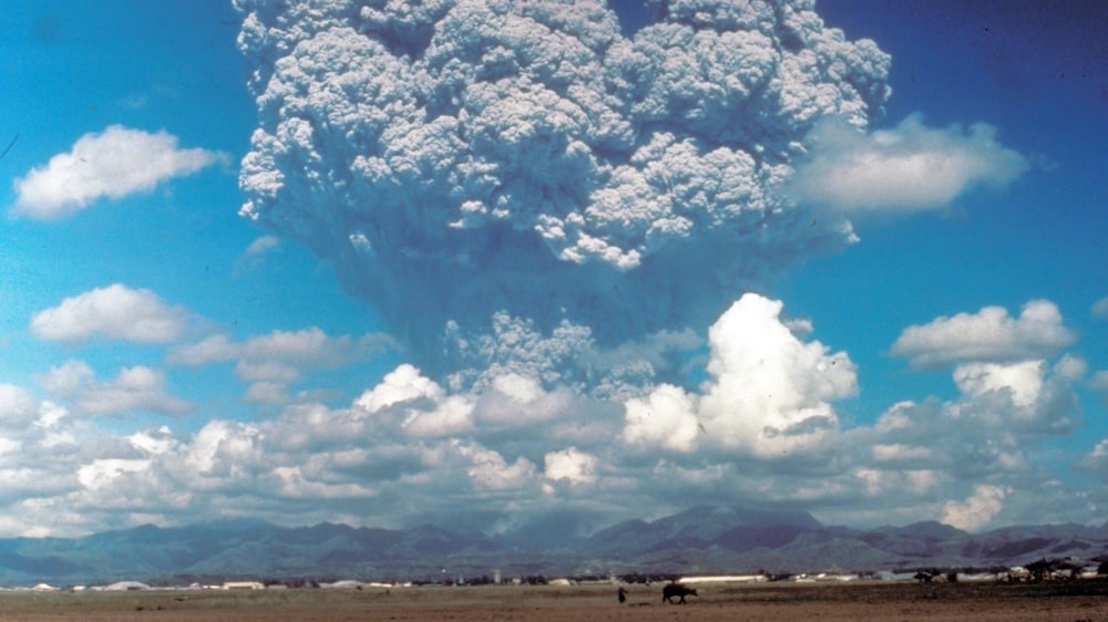 Les cendres d'un volcan en éruption forment un énorme nuage dans le ciel.