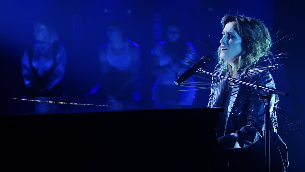 Anik Jean au piano sur le plateau.