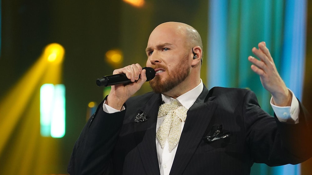 KOTV / Benoît Rousseau Constant Bernard chante sur le plateau.