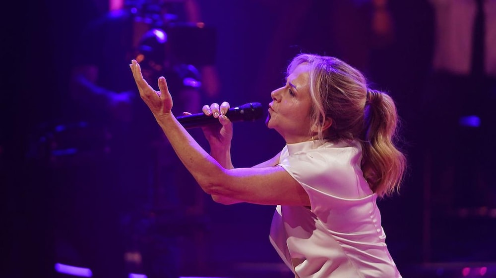 KOTV / Benoît Rousseau Brigitte Lafleur chante sur le plateau.