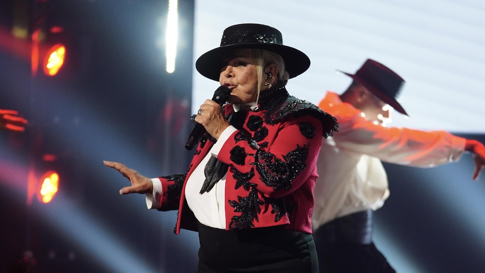 Michèle Richard chante sur le plateau.