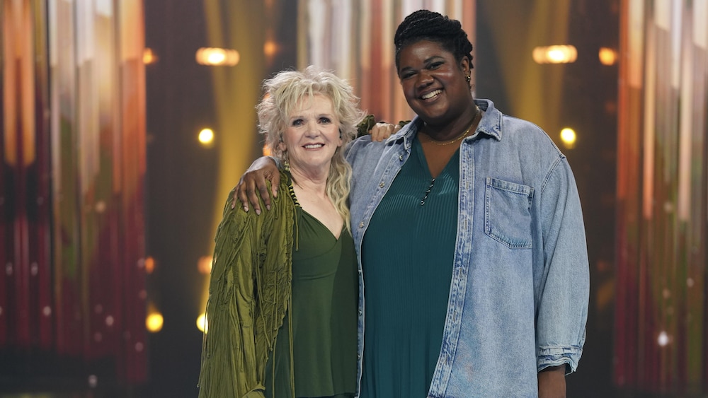 Francesca Gagnon et Fabiola Nyrva Aladin posent sur le plateau.