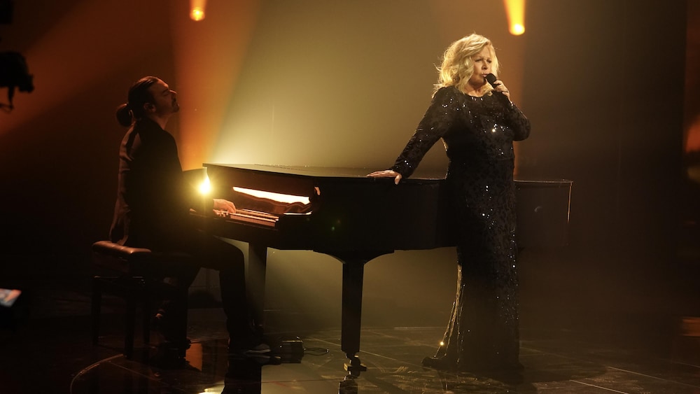 Michèle Richard chante sur le plateau.