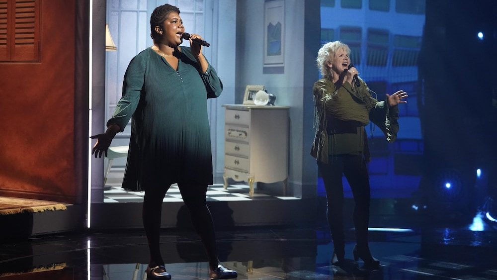 Fabiola Nyrva Aladin et Francesca Gagnon chantent sur le plateau.
