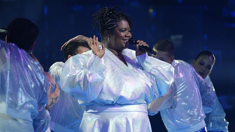 Fabiola Nyrva Aladin chante sur le plateau de Zénith.