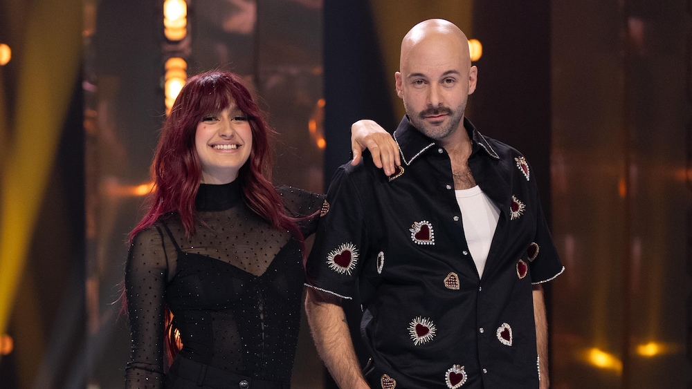 Éléonore Lagacé et Sam Chouinard sur la scène souriants.