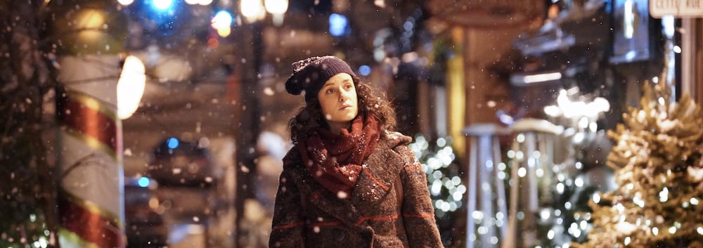 Une jeune femme (Virginie Fortin) marche sous la neige.