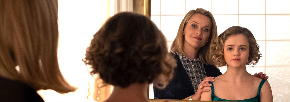 Elena Richardson (Reese Witherspoon) et une jeune fille se regardent dans le miroir.