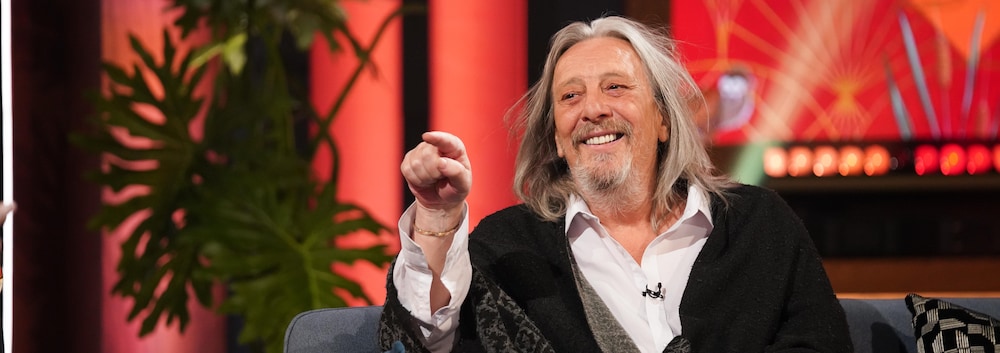 Portrait de Serge Fiori qui pointe Jean-Philippe Wauthier.