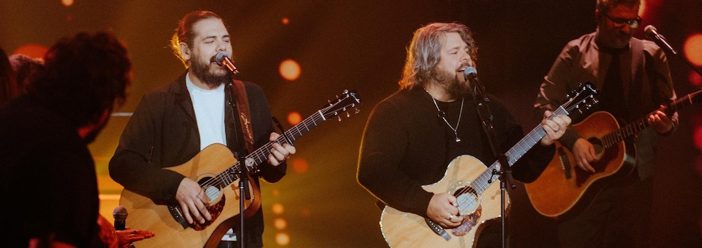 2Frères jouent de la guitare sur le plateau d'En direct de l'univers.