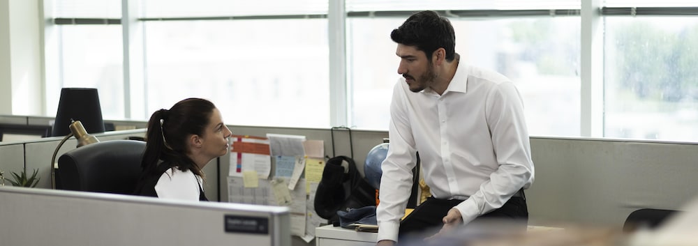 Les deux comédiens au bureau.