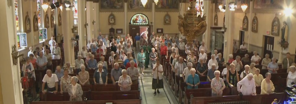 Les fidèles sont installés dans les bancs d'église de l'Oratoire Saint-Joseph de Québec.