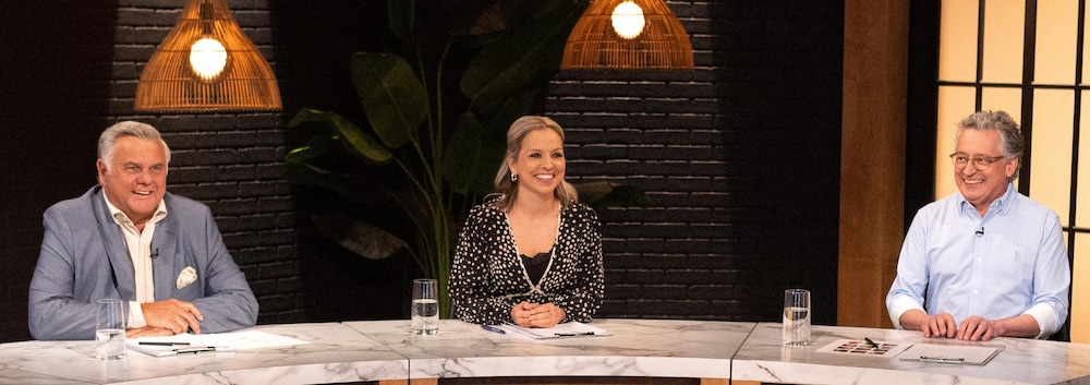 Les trois chefs sourient sur le plateau télé.