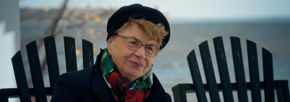 Pamplemousse média Sœur Angèle souriante.