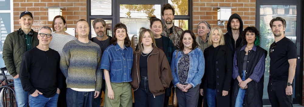 Portrait de groupe de l'équipe devant un édifice.