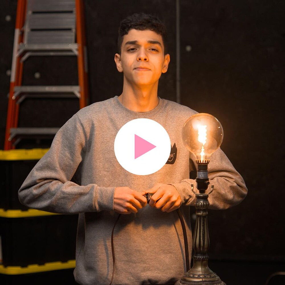 Ahmed branche une lumière; l'ampoule s'illumine.