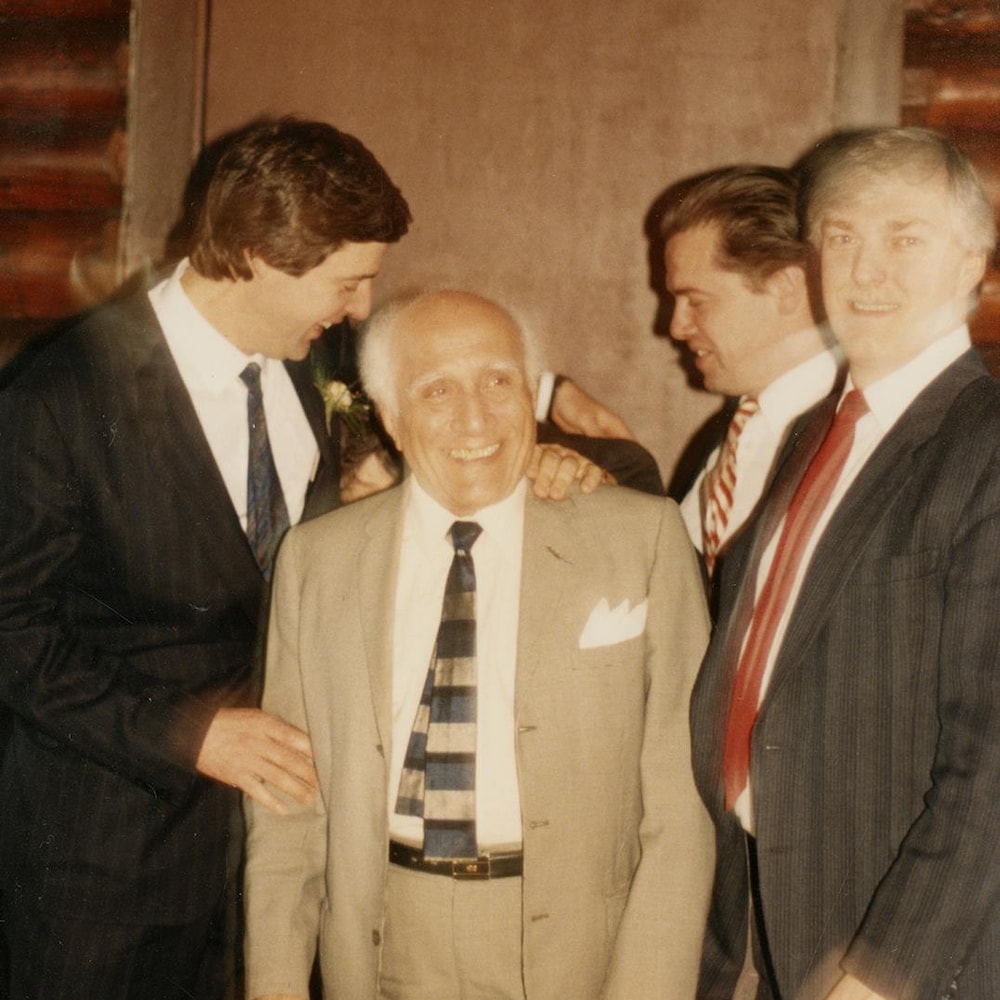 Charles Tisseyre et quelques amis entourent joyeusement Marcel Alexandre lors du mariage de Charles. 