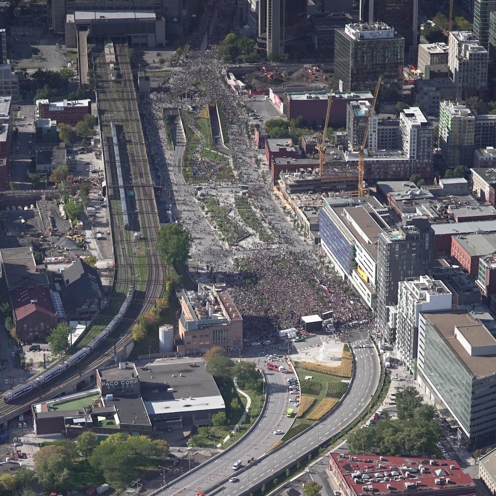 Une vue aérienne du lieu de destination de la manifestation montréalaise pour le climat du 27 septembre.