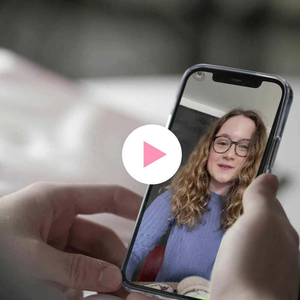 Alex tient son téléphone cellulaire et on voit Fanny sur l'écran.